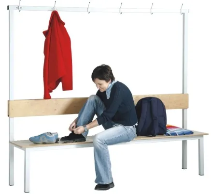 Einseitige Sitzbankgarderobe mit Sitzauflagen und Rückenlehne aus Sperrholz